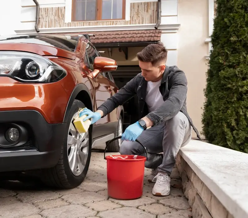 Lavage auto à domicile Saint-Martin-de-Valamas : professionnel intervenant sur un véhicule